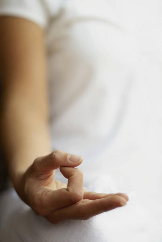 成年人,手,一个人,坐,竖图,室内,特写,正面,锻炼,运动,仅一个女性,图像,休闲装,衣服,概念,人体,瑜珈,摄影,冥想,部分,主题,视角,构图,上装,彩图,时空,禅宗