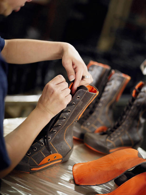 成年人,手,一个人,工厂,竖图,室内,特写,鞋子,仅一个女性,捆扎,丰富,材料,鞋带,皮革,图像,拿着,靴子,工人,职业,概念,工业,人体,摄影,部分,主题,工业建筑,构图,员工,彩图,匠人,劳动者,体力工,时空,官位,官职,职位