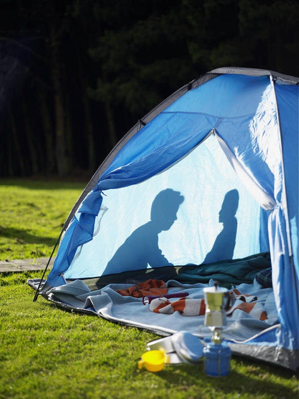 无人,竖图,室外,特写,白天,度假,阴影,帐篷,图像,床上用品,草,绿色,容器,摄影,露营,睡袋,户外活动,构图,休闲活动,彩图,旅行,时空