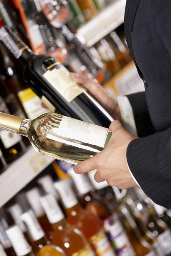 葡萄酒,成年人,一个人,商务人士,商务男性,商店,站,竖图,室内,特写,衬衫,商务,仅一个男性,套装,支架,食品,酒架,酒类,饮品,图像,拿着,饮食,酒,酒瓶,食物,饮料,衣服,瓶子,概念,摄影,凭证,部分,证明,可口,主题,商务装,选择,工薪阶层,执照,零售店,构图,适口,白领,上班族,彩图,衬衣,时空,证件