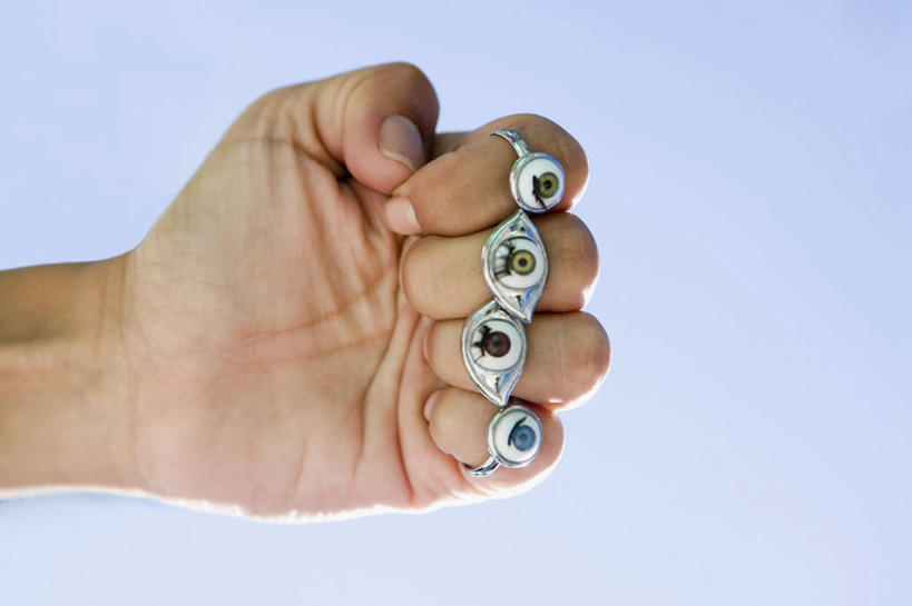 成年人,手,指甲,一个人,横图,室外,特写,白天,时尚,仅一个女性,图像,天空,戒指,概念,手指,人体,摄影,多样,部分,年龄,主题,万里无云,构图,想法,彩图,时空