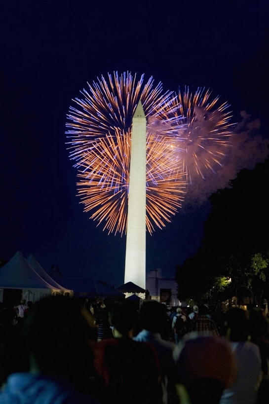 儿童,成年人,脸,头,脸颊,人群,站,竖图,室外,夜晚,植物,美国,环保,朦胧,模糊,庆祝,火花,纪念碑,纪念馆,首都,许多人,宏伟,图像,刺激,肩膀,树,天空,焰火,看,一群人,概念,摄影,能源,观看,环境,年龄,污染,回收,资源,人造,北美,北美洲,娱乐活动,主题,美洲,自然现象,利用,低碳,循环,华盛顿特区,华盛顿纪念碑,华盛顿哥伦比亚特区,华府,华盛顿纪念塔,北亚美利加洲,亚美利加洲,构图,持续,男孩,男人,男性,女人,女性,头部,脸部,脸蛋,面部,半身,彩图,美利坚合众国,时空