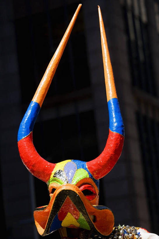 成年人,脸,头,脸颊,一个人,竖图,彩色,室外,特写,白天,正面,民族服装,神秘,狂欢节,仅一个男性,表演,服装,朦胧,模糊,庆祝,面具,古典,图像,文化,表演者,传统,肩膀,扮演,衣服,概念,幻想,遮,遮掩,人体,摄影,服饰,五颜六色,古装,色彩斑斓,演出,掩盖,隐藏,遮挡,娱乐活动,主题,身份,进攻,五彩缤纷,视角,遮盖,掩饰,五彩斑斓,韵味,构图,惊骇,五光十色,美术工艺,头部,脸部,脸蛋,面部,彩图,传统服装,民俗服,装扮,时空,传统文化,传统节日