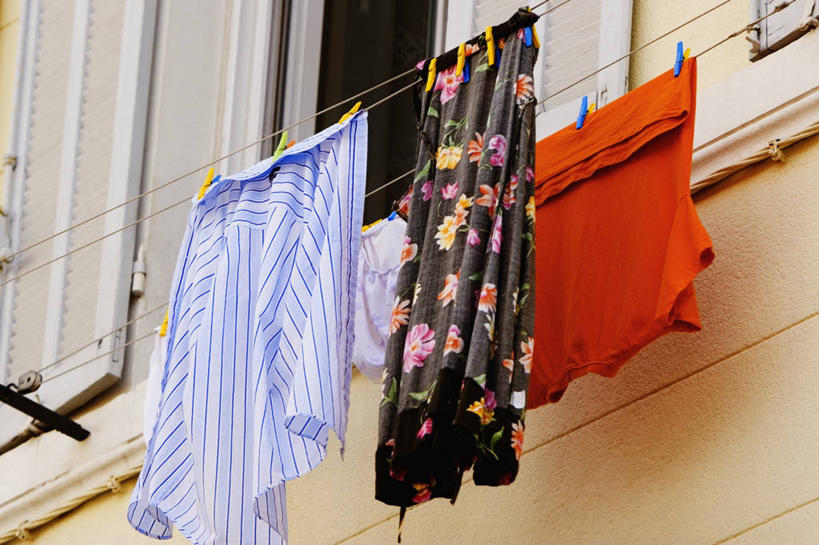 无人,家庭,横图,室外,白天,仰视,衬衫,裙子,窗户,静物,吊挂,悬挂,花纹,条纹,挂,T恤,图像,洗衣服,衣服,晾衣服,概念,温暖,温馨,一家人,摄影,和睦,人造,主题,用具,视角,衣夹,构图,式样,烘干,外衣,上装,彩图,低角度拍摄,时空,融洽,例行公事,家务劳动,苦差事