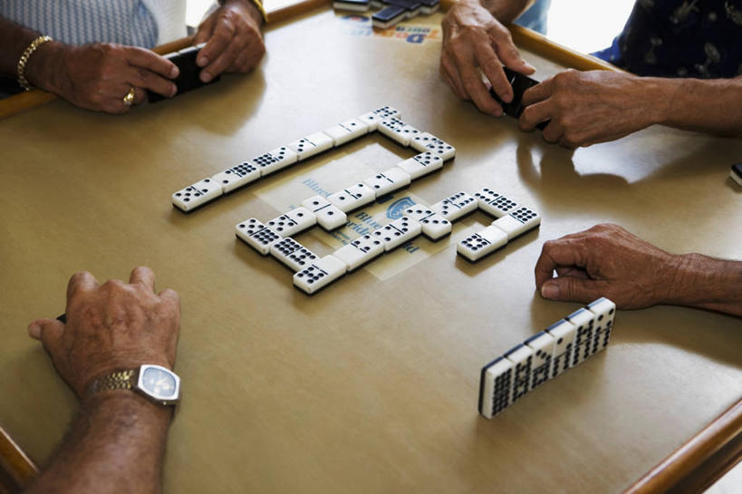 成年人,手,四个人,人群,横图,俯视,室内,友谊,家具,桌子,珠宝,许多,骨牌,很多,图像,拿着,戒指,概念,表,放松,人体,摄影,手镯,部分,腕表,主题,视角,构图,男人,男性,休闲活动,彩图,高角度拍摄,时空