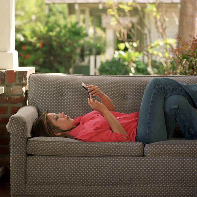 西方人,成年人,中年人,一个人,人群,家庭,躺,方图,室内,白天,留白,通讯,技术,沙发,手机,日光,欧洲,欧洲人,图像,座位,概念,温暖,温馨,一家人,放松,摄影,和睦,种族,近景,主题,构图,无线电技术,计算机,女人,女性,中年女性,白种人,电话机,休闲活动,彩图,时空,融洽,传统文化,电子记事本