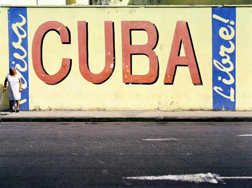 成年人,一个人,人群,站,横图,室外,白天,留白,街道,古巴,人行道,图像,概念,摄影,协助,手杖,年龄,拉丁美洲,主题,等,爱国主义,构图,女人,女性,彩图,时空