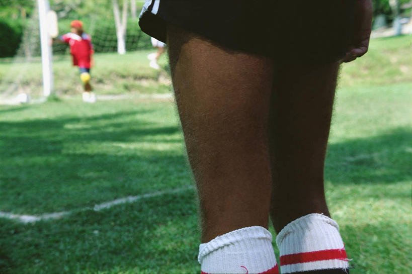 西方人,成年人,腿,一个人,站,横图,室外,特写,白天,锻炼,运动,巴西,欧洲,欧洲人,仅一个男性,进球,图像,袜子,背面,夏天,南美,季节,人体,摄影,部分,年龄,种族,主题,视角,构图,四肢,足球运动,白种人,外衣,休闲活动,彩图,时空,传统文化,白色人种,高加索人种,欧罗巴人种