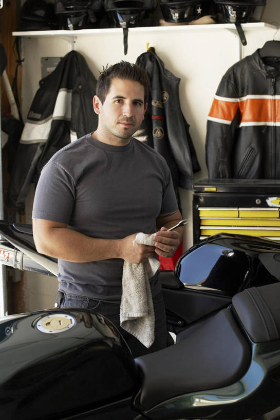 西方人,成年人,一个人,人群,站,竖图,室内,正面,锻炼,时尚,快乐,比赛,运动,竞争,摩托车,欧洲,欧洲人,许多,地形,机动车,很多,T恤,图像,休闲装,娱乐,抹布,车,工人,衣服,交通工具,靠,靠着,职业,休闲,概念,力量,摄影,年龄,体育运动,近景,载具,主题,肖像,视角,手工具,构图,扳钳,体育,男人,男性,白种人,员工,休闲活动,清洗,彩图,健身,机械工人,匠人,劳动者,体力工,时空,韧性