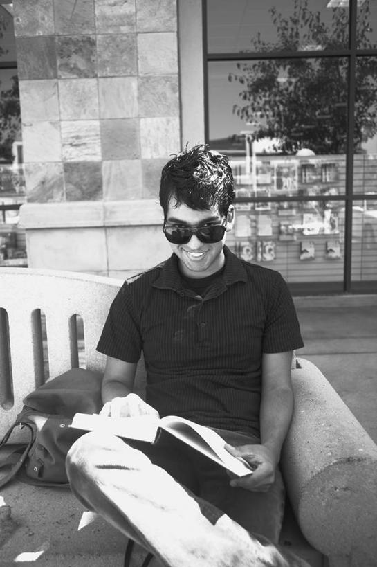 成年人,一个人,人群,商店,书店,坐,微笑,竖图,黑白,室外,白天,正面,时尚,城市,日光,学习,包,长椅,图像,座位,太阳镜,概念,家庭作业,读书,摄影,酷,都市风光,走神,近景,主题,肖像,视角,零售店,构图,男人,男性,年轻男性,年轻人,书,休闲活动,时空