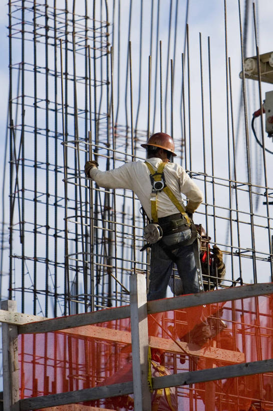 成年人,两个人,建筑工人,竖图,室外,白天,仰视,工作服,制服,风险,安全,合作,团队,建筑业,技术,建筑,吊挂,悬挂,朦胧,模糊,金属,木制,材料,云,防护,挂,图像,设备,脚手架,物品,施工,工人,背面,衣服,天空,绳子,建筑工地,交通工具,职业,概念,机械,起重机,工业,摄影,保护,工程,近景,载具,主题,保险,防护服,自然现象,视角,发展,保全,周全,安稳,安定,构图,工作制服,工作车,施工车,平安,危险,男人,男性,员工,彩图,低角度拍摄,工作套服,匠人,劳动者,体力工,时空,改进,工业机械