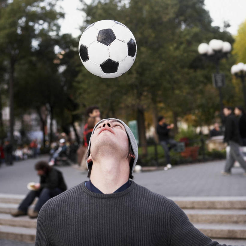 西方人,成年人,脸,头,脸颊,一个人,方图,室外,特写,白天,毛衣,运动,欧洲,欧洲人,仅一个男性,仅一个人,T恤,图像,肩膀,仅一个年轻男性,衣服,概念,平衡,摄影,专心,练习,种族,主题,头球,构图,体育活动,足球运动,男人,男性,年轻男性,白种人,年轻人,头部,脸部,脸蛋,面部,上装,休闲活动,彩图,时空