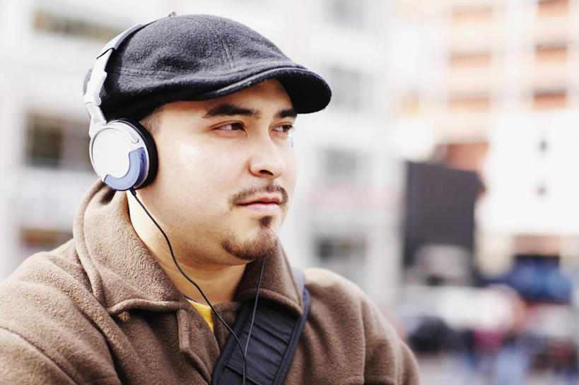 西方人,成年人,脸,头,脸颊,胡须,一个人,横图,室外,特写,白天,正面,欧洲,欧洲人,仅一个男性,仅一个人,吊挂,悬挂,包,音乐,挂,听,图像,外套,肩膀,仅一个年轻男性,看,鸭舌帽,摄影,种族,主题,视角,构图,茄克,男人,男性,年轻男性,白种人,年轻人,山羊胡,头部,胡子,络腮胡,脸部,脸蛋,面部,休闲活动,彩图,时空,软帽