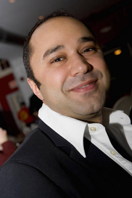 西方人,中年人,脸,头,脸颊,头发,一个人,微笑,竖图,室外,特写,白天,衬衫,幸福,信心,欧洲,欧洲人,仅一个男性,仅一个人,仅一个中年男性,正装,图像,外套,肩膀,衣服,黑色,概念,摄影,种族,肖像,构图,男人,男性,中年男性,白种人,头部,脸部,脸蛋,面部,外衣,彩图,时空,发际线后移,开领