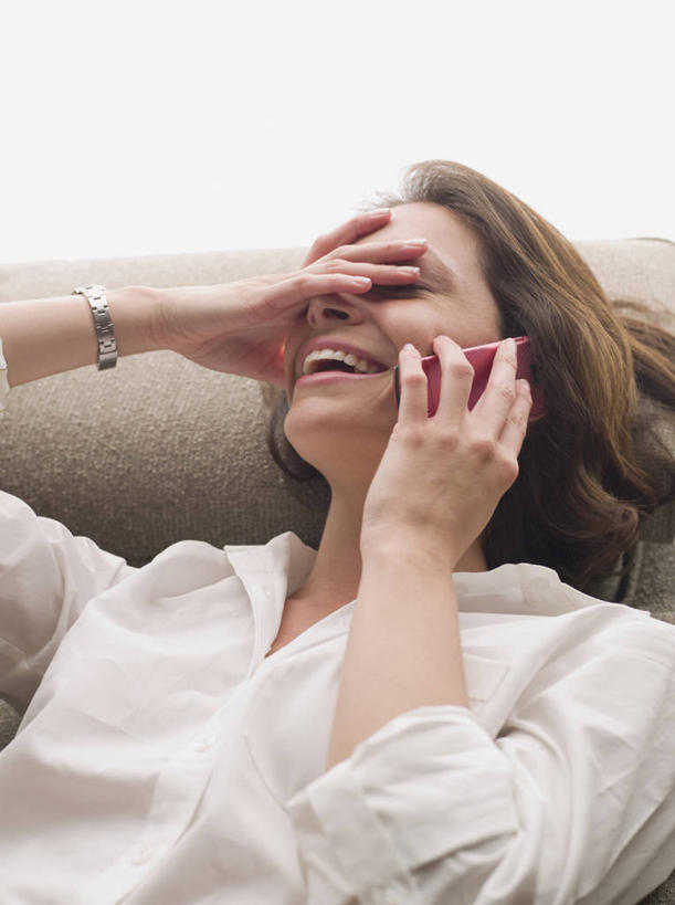 西方人,成年人,一个人,躺,笑,打电话,微笑,露齿笑,竖图,室内,特写,留白,正面,快乐,满意,通讯,幸福,技术,沙发,手机,欧洲,美国,欧洲人,仅一个年轻女性,仅一个女性,仅一个人,联系,听,拿着,休闲装,调情,摄影,手镯,生活方式,北美,北美洲,加利福尼亚,美洲,加州,洛杉矶,加利福尼亚州,金州,黄金州,北亚美利加洲,亚美利加洲,无线电技术,天使之城,年轻女性,女人,女性,白种人,年轻人,说话,仰卧,半身,彩图,欢乐,县治,洛杉矶县,美利坚合众国,洛城,哥伦比亚人,好消息