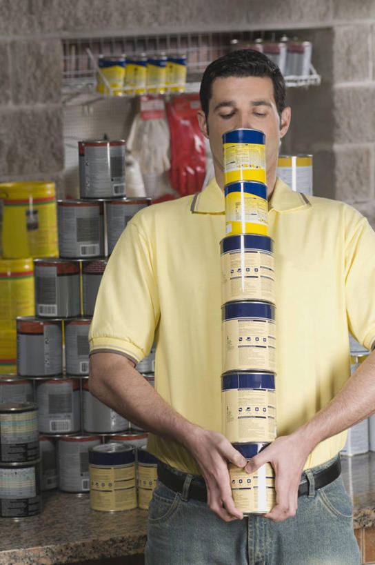 西方人,成年人,中年人,一个人,商店,站,竖图,室内,正面,购物,消费,装修,阿根廷,欧洲,欧洲人,仅一个男性,仅一个人,仅一个中年男性,准备,堆叠,工具,商品,首都,T恤,拿着,注视,休闲装,商铺,顾客,排列,观察,看,南美,决定,零售,平衡,摄影,奋斗,多样,观看,幽默,涂料,察看,拉丁美洲,购买,关注,运送,努力,油漆罐,选择,市肆,商号,布宜诺斯艾利斯,男人,男性,中年男性,白种人,日常用品,彩图,店铺,五金店,家务劳动