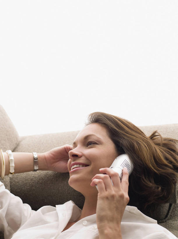 西方人,成年人,脸,头,脸颊,一个人,躺,笑,打电话,微笑,露齿笑,竖图,室内,特写,留白,正面,侧面,快乐,满意,通讯,幸福,技术,沙发,手机,欧洲,美国,欧洲人,仅一个年轻女性,仅一个女性,仅一个人,联系,听,拿着,休闲装,肩膀,摄影,手镯,生活方式,北美,北美洲,加利福尼亚,美洲,加州,洛杉矶,加利福尼亚州,金州,黄金州,北亚美利加洲,亚美利加洲,无线电技术,天使之城,年轻女性,女人,女性,白种人,年轻人,头部,脸部,脸蛋,面部,说话,仰卧,彩图,欢乐,县治,洛杉矶县,美利坚合众国,洛城,哥伦比亚人,好消息