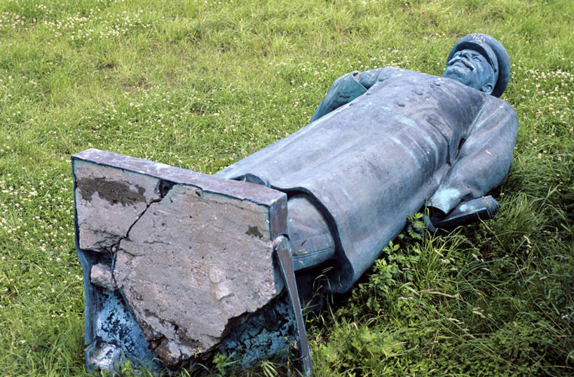 西方人,一个人,无人,躺,横图,俯视,室外,白天,草地,草坪,植物,雕塑,欧洲,立陶宛,欧洲人,仅一个男性,仅一个人,仅一个中年男性,阴影,艺术,装饰,光线,雕刻,雕像,影子,首都,破坏,破损,草,绿色,阳光,工艺品,主席,纪念,美术,损坏,领导,总统,主题,陈列,功能,美学,政治家,首脑,立陶宛共和国,领导人,斯大林,约瑟夫.维萨里奥诺维奇.斯大林,维尔纽斯,卧着,男人,男性,中年男性,白种人,躺着,卧,彩图,高角度拍摄,全身