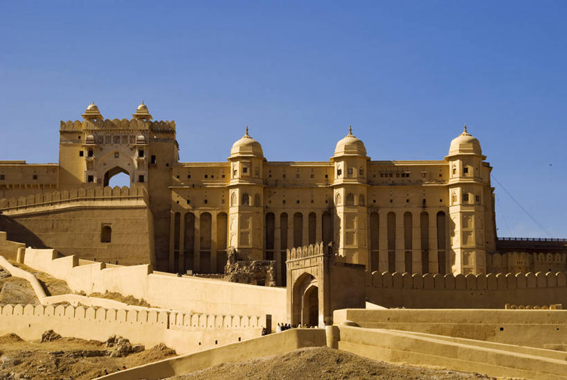 无人,横图,室外,白天,正面,旅游,度假,名胜古迹,标志建筑,地标,建筑,印度,亚洲,一排,阴影,遗迹,整齐,并列,并排,光线,影子,柱子,堡垒,城堡,墙,古迹,文物,娱乐,建设,古建筑,墙壁,墙面,排列,蓝色,蓝天,天空,阳光,天,享受,休闲,旅游胜地,放松,晴朗,要塞,队列,南亚,平行,古文明,万里无云,首府,拉贾斯坦邦,拉贾斯坦,印度共和国,琥珀堡,红粉之城,斋普尔,设防,晴空,晴空万里,彩图