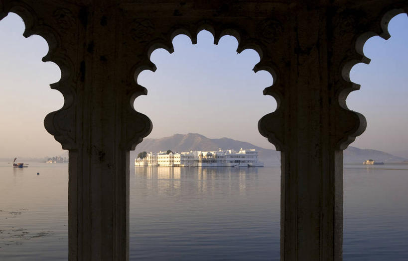 无人,宫殿,横图,室外,白天,正面,旅游,度假,湖,湖泊,山,山脉,水,标志建筑,地标,建筑,印度,亚洲,阴影,波纹,光线,影子,柱子,湖面,山峰,水流,水面,涟漪,山峦,娱乐,建设,蓝色,蓝天,水纹,天空,阳光,波浪,群山,天,享受,休闲,旅游胜地,放松,晴朗,宫廷,南亚,万里无云,拉贾斯坦邦,拉贾斯坦,印度共和国,水晕,王宫,乌代浦,湖上皇宫,晴空,晴空万里,彩图,皇宫