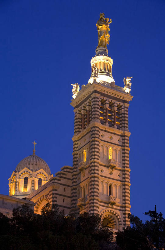 无人,教堂,竖图,室外,夜晚,仰视,旅游,度假,马赛,植物,标志建筑,地标,建筑,法国,欧洲,阴影,节日,光线,影子,灯光,文化,娱乐,建设,树,树木,蓝色,绿色,蓝天,天空,自然,天,祈祷,享受,休闲,健康,旅游胜地,放松,许愿,宗教,信仰,生长,成长,纪念,祈求,西欧,普罗旺斯,法兰西,信念,法兰西共和国,首府,法兰西第五共和国,普罗旺斯省,普罗旺斯.阿尔卑斯.蓝色海岸,普罗旺斯.阿尔卑斯.蓝色海岸大区,平安,彩图,低角度拍摄,大教堂,礼拜堂,圣母加德大教堂
