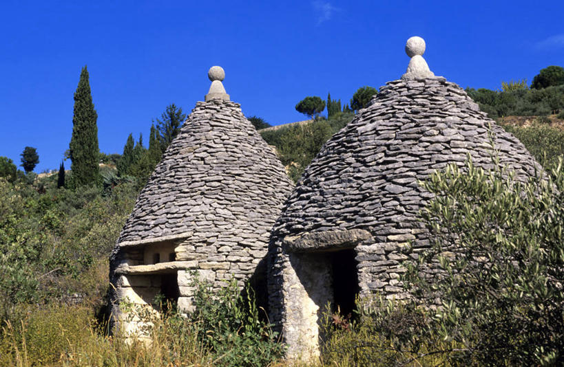 无人,家,横图,室外,白天,正面,旅游,度假,草地,草坪,石头,美景,树林,植物,法国,欧洲,阴影,光线,石子,影子,房屋,屋子,景观,娱乐,楼房,住宅,草,树,树木,蓝色,绿色,蓝天,天空,阳光,自然,天,享受,休闲,景色,放松,生长,晴朗,成长,西欧,沃克吕兹省,法兰西,自然风光,万里无云,法兰西共和国,法兰西第五共和国,普罗旺斯.阿尔卑斯.蓝色海岸,普罗旺斯.阿尔卑斯.蓝色海岸大区,石块,岩石,晴空,晴空万里,彩图,房子,阿普特区,戈尔代