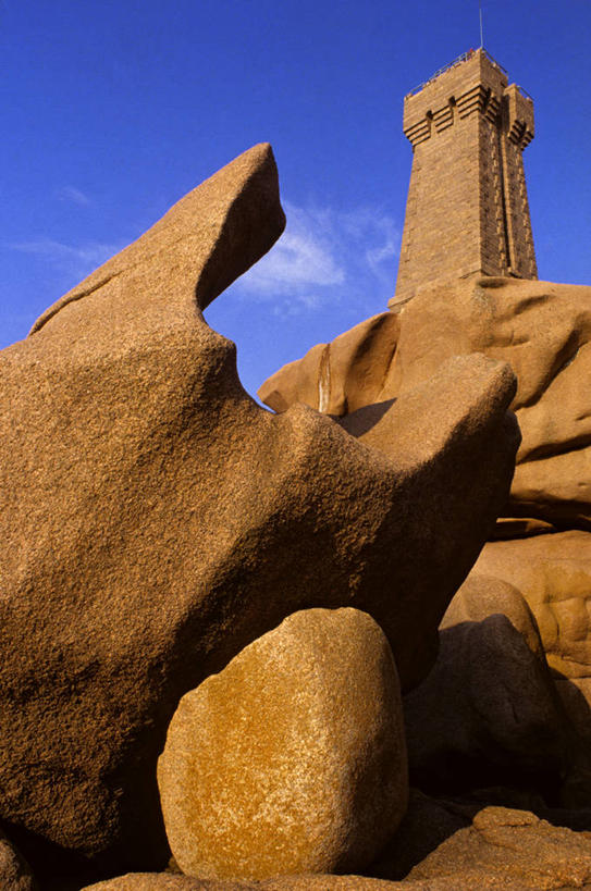 无人,竖图,室外,白天,仰视,旅游,度假,石头,标志建筑,道路,地标,建筑,法国,欧洲,阴影,光线,信息,石子,影子,墙,云,云朵,灯塔,交通,云彩,方向,娱乐,建设,墙壁,墙面,蓝色,白云,蓝天,天空,阳光,天,享受,休闲,旅游胜地,放松,晴朗,引导,指引,布列塔尼,西欧,法兰西,法兰西共和国,法兰西第五共和国,航标,布列塔尼地区,阿摩尔滨海省,石块,岩石,晴空,彩图,低角度拍摄,导航