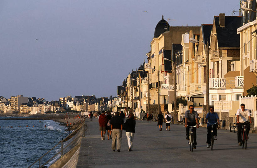 西方人,背部,家,走,横图,室外,白天,正面,度假,海浪,海洋,美景,城市风光,城市,法国,欧洲,欧洲人,行人,阴影,服装,光线,影子,房屋,屋子,景观,浪花,公寓,许多人,注视,休闲装,娱乐,洋房,楼房,路人,住宅,衣服,蓝色,蓝天,天空,阳光,海水,天,观察,看,一群人,享受,休闲,休闲服,景色,放松,服饰,晴朗,观看,察看,布列塔尼,西欧,圣马洛,关注,法兰西,海景,万里无云,法兰西共和国,首府,法兰西第五共和国,布列塔尼地区,过客,伊勒.维莱讷省,男人,男性,年轻男性,年轻女性,女人,女性,白种人,大海,风浪,海,海水的波动,近岸浪,涌浪,晴空,晴空万里,步行,散步,走路,彩图,全身,房子,圣马洛区,圣马罗