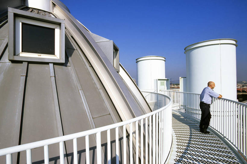 西方人,一个人,栏杆,站,横图,室外,白天,侧面,旅游,度假,标志建筑,地标,建筑,欧洲,荷兰,欧洲人,仅一个男性,仅一个人,仅一个中年男性,阴影,服装,光线,影子,围栏,走道,走廊,过道,注视,休闲装,娱乐,建设,护栏,衣服,蓝色,蓝天,天空,阳光,天,观察,看,站着,享受,休闲,休闲服,旅游胜地,放松,搭,服饰,晴朗,观看,察看,西欧,搭着,关注,万里无云,首府,荷兰王国,尼德兰王国,马斯特里赫特,林堡省,男人,男性,中年男性,白种人,晴空,晴空万里,站立,彩图,全身,伯尼芳坦博物馆