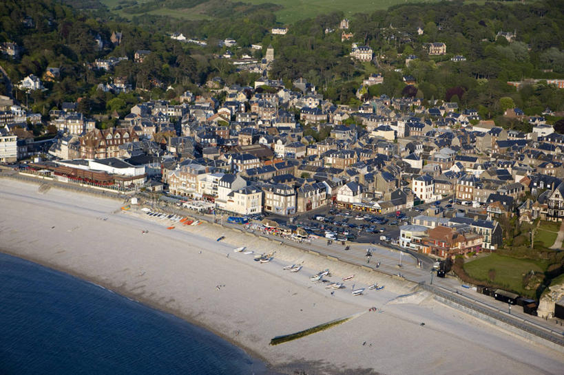 无人,家,横图,俯视,航拍,室外,白天,旅游,度假,海浪,海洋,美景,森林,沙滩,树林,植物,城市风光,城市,建筑,轮船,船,法国,欧洲,阴影,光线,沙子,影子,房屋,屋子,海岸,景观,浪花,公寓,建筑群,沙地,娱乐,建设,洋房,楼房,住宅,树,树木,绿色,阳光,自然,海水,交通工具,享受,休闲,景色,放松,生长,成长,西欧,鸟瞰,法兰西,载具,海景,法兰西共和国,法兰西第五共和国,上诺曼底,上诺曼底大区,滨海塞纳省,埃特尔塔海岸,大海,风浪,海,海水的波动,海滩,近岸浪,涌浪,彩图,高角度拍摄,房子