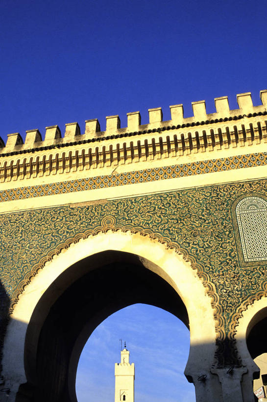 无人,竖图,室外,白天,仰视,旅游,度假,标志建筑,地标,建筑,非洲,摩洛哥,阴影,装饰,光线,影子,墙,娱乐,建设,墙壁,墙面,蓝色,蓝天,天空,阳光,天,享受,休闲,旅游胜地,放松,晴朗,华丽,修饰,点缀,万里无云,衬托,美观,雅致,雅观,阿非利加洲,摩洛哥王国,费兹,菲斯,晴空,晴空万里,彩图,低角度拍摄,非斯,巴卜布杰罗德城门