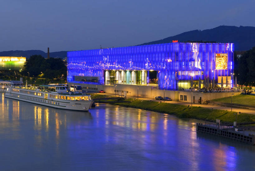 无人,博物馆,横图,室外,夜晚,正面,旅游,度假,草地,草坪,河流,山,山脉,树林,水,植物,标志建筑,地标,建筑,船,奥地利,欧洲,一艘,阴影,研究,光线,影子,河水,山峰,水流,灯光,山峦,教育,娱乐,建设,游轮,游船,草,树,树木,绿色,天空,自然,交通工具,邮轮,群山,天,享受,休闲,旅游胜地,放松,生长,成长,展览,欣赏,载具,陈列,中欧,首府,奥地利共和国,旅游船,典藏,林茨,林兹,上奥地利州,彩图