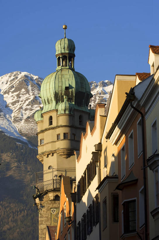 无人,教堂,竖图,室外,白天,仰视,旅游,度假,山,雪,雪山,大雪,标志建筑,地标,建筑,奥地利,欧洲,阴影,节日,光线,影子,屋顶,冰,积雪,山峰,雪景,冬季,冬天,山峦,顶棚,文化,娱乐,建设,蓝色,蓝天,天空,阳光,天,祈祷,享受,休闲,健康,旅游胜地,放松,寒冷,许愿,宗教,信仰,晴朗,纪念,祈求,冰冷,信念,中欧,万里无云,严寒,奥地利共和国,蒂罗尔,蒂罗尔州,冰凉,酷寒,凛冽,凛凛,极冷,平安,晴空,晴空万里,彩图,低角度拍摄,大教堂,礼拜堂,提洛州,因斯布鲁克县