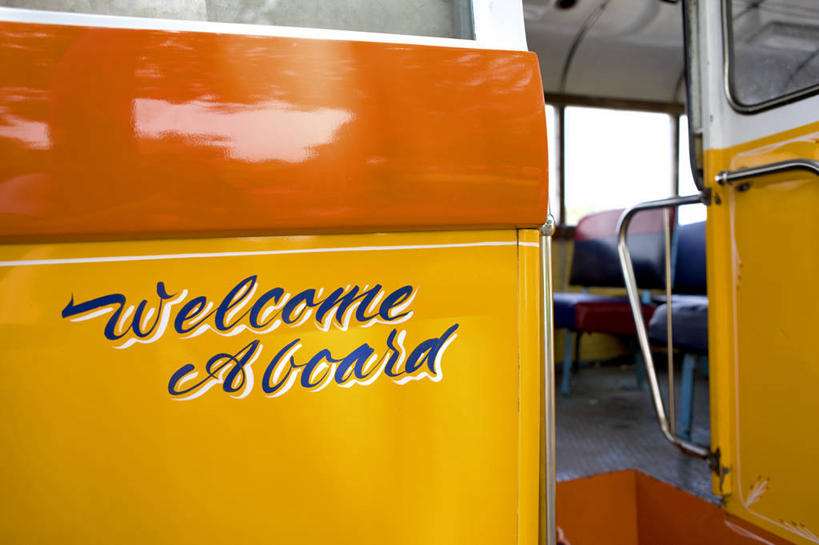 无人,横图,室内,特写,白天,正面,窗户,公共汽车,一辆,阴影,反射,英文,标志,文字,影子,字符,字母,巴士,公交车,标识,玻璃窗,车,车窗,交通工具,英文字母,载具,彩图