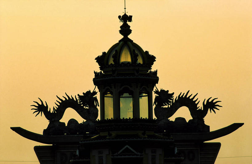 无人,寺庙,横图,室外,白天,仰视,旅游,度假,成功,名胜古迹,日落,标志建筑,地标,建筑,雕塑,越南,亚洲,两条,节日,遗迹,艺术,装饰,龙,雕刻,雕像,屋顶,晚霞,霞光,落日,背光,顶棚,古迹,文化,文物,娱乐,建设,古建筑,天空,黄昏,工艺品,庙宇,天,祈祷,享受,休闲,健康,旅游胜地,彩霞,放松,许愿,宗教,东南亚,佛教,信仰,纪念,祈求,美术,高贵,主题,图腾,传说,逆光,陈列,古文明,越南社会主义共和国,功能,美学,祥瑞,灵兽,权势,尊荣,释教,夕照,薄暮,平安,幸运,夕阳,彩图,低角度拍摄,全身,傍晚,庙,寺,西宁省,斜阳