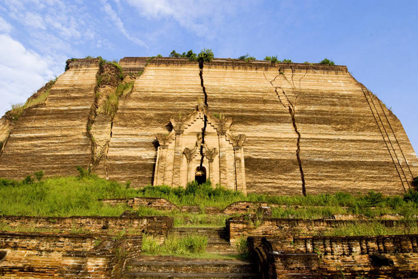 无人,寺庙,横图,室外,白天,仰视,旅游,度假,名胜古迹,山,山脉,标志建筑,地标,建筑,缅甸,亚洲,阴影,节日,遗迹,光线,影子,山峰,云,云朵,山峦,云彩,古迹,破坏,文化,文物,娱乐,建设,古建筑,破损,蓝色,白云,蓝天,天空,阳光,庙宇,群山,天,祈祷,享受,休闲,健康,旅游胜地,放松,许愿,宗教,东南亚,佛教,信仰,晴朗,纪念,祈求,损坏,古文明,缅甸联邦,释教,实皆省,平安,晴空,彩图,低角度拍摄,庙,寺