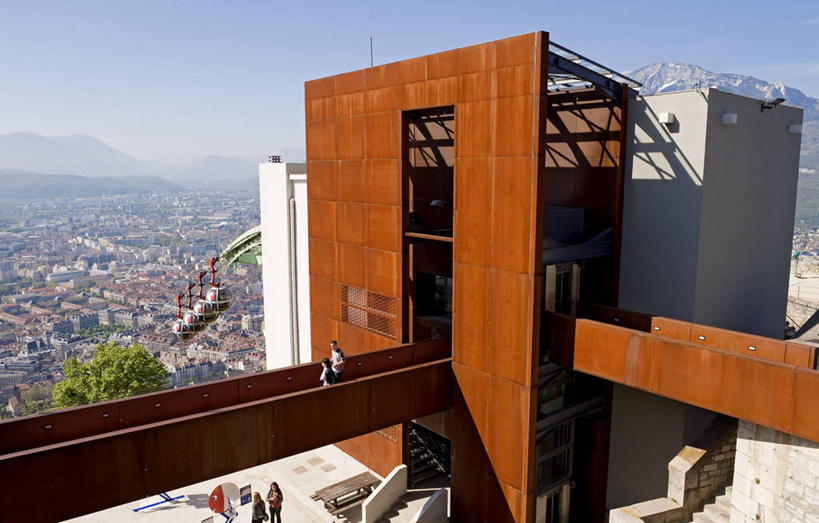 家,栏杆,横图,室外,白天,正面,度假,美景,城市风光,城市,法国,欧洲,阴影,光线,影子,房屋,屋子,景观,公寓,围栏,娱乐,洋房,护栏,楼房,住宅,缆车,蓝色,蓝天,天空,阳光,交通工具,天,享受,休闲,景色,放松,晴朗,西欧,法兰西,索道,万里无云,法兰西共和国,省会,法兰西第五共和国,缆索铁路,格勒诺布尔,伊泽尔省,晴空,晴空万里,半身,彩图,房子,罗讷.阿尔卑斯,罗讷.阿尔卑斯大区,格雷诺布尔区