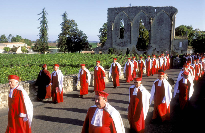 走,横图,室外,白天,正面,民族服装,度假,草地,草坪,美景,树林,植物,城市风光,城市,法国,欧洲,阴影,光线,头巾,影子,景观,许多人,注视,娱乐,废墟,草,树,树木,红色,蓝色,绿色,蓝天,天空,阳光,自然,天,观察,看,一群人,享受,休闲,景色,放松,生长,晴朗,成长,观看,察看,西欧,关注,法兰西,万里无云,法兰西共和国,首府,波尔多,阿基坦,法兰西第五共和国,亚魁当,波尔多市,吉伦特省,阿基坦大区,吉伦特,老年男性,男人,男性,中年男性,晴空,晴空万里,步行,散步,走路,半身,彩图,传统服装,民俗服,圣埃美隆