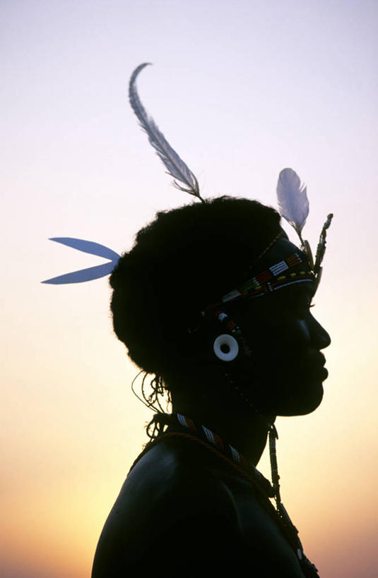 西方人,脸,头,脸颊,一个人,站,竖图,室外,特写,白天,侧面,羽毛,欧洲,非洲,肯尼亚,黑人,欧洲人,仅一个男性,仅一个人,仅一个中年男性,轻盈,柔软,背光,注视,裸露,肩膀,装饰品,耳环,饰品,首饰,观察,看,站着,观看,察看,关注,裸,逆光,轻柔,耳饰,阿非利加洲,肯尼亚共和国,男人,男性,中年男性,非洲人,头部,脸部,脸蛋,面部,站立,半身,彩图