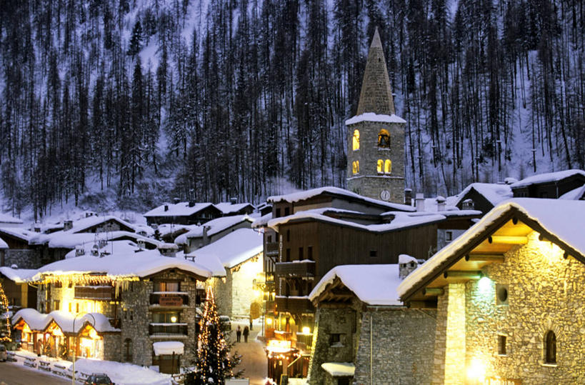 无人,家,教堂,横图,室外,白天,正面,旅游,度假,森林,树林,雪,植物,大雪,标志建筑,地标,建筑,照明,法国,欧洲,阴影,节日,光线,壁灯,影子,房屋,屋子,积雪,雪景,冬季,冬天,公寓,灯光,文化,娱乐,建设,洋房,楼房,住宅,灯,树,树木,绿色,自然,灯具,祈祷,享受,休闲,健康,旅游胜地,放松,寒冷,许愿,宗教,信仰,生长,成长,纪念,祈求,照亮,照明设备,西欧,法兰西,信念,法兰西共和国,法兰西第五共和国,严寒,萨瓦省,平安,彩图,房子,大教堂,礼拜堂,瓦勒迪泽尔,罗讷.阿尔卑斯,罗讷.阿尔卑斯大区