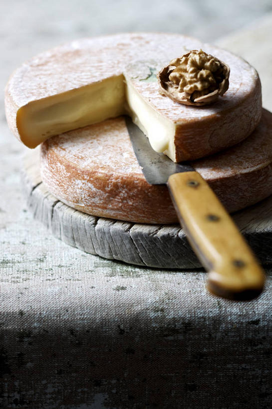 奶酪,无人,竖图,俯视,室内,特写,白天,餐桌,桌子,一块,切开,阴影,反射,木制,工具,影子,干酪,起司,案板,刀具,芝士,营养,砧板,木制品,刀,切,乳酪,餐台,乳制品,发酵,剖面,切面,奶酪刀,芝士刀,彩图,高角度拍摄