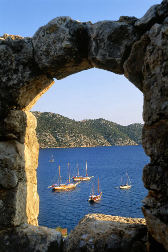 帆船,无人,竖图,室外,白天,正面,旅游,度假,海浪,海洋,石头,美景,山,山脉,船,土耳其,亚洲,停靠,阴影,光线,石子,影子,景观,浪花,山峰,山峦,娱乐,蓝色,蓝天,天空,阳光,自然,海水,交通工具,群山,天,享受,休闲,景色,放松,晴朗,四艘,停泊,自然风光,载具,西亚,海景,安塔利亚,万里无云,省会,安塔利亚省,大海,风浪,海,海水的波动,近岸浪,石块,岩石,涌浪,晴空,晴空万里,彩图,土耳其共和国