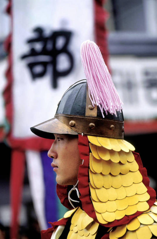 东方人,一个人,站,竖图,室外,特写,白天,侧面,制服,旗帜,帽子,羽毛,庆州,韩国,亚洲,仅一个男性,仅一个人,阴影,朦胧,模糊,轻盈,柔软,光线,标志,头盔,文字,影子,字符,注视,黄种人,标识,仅一个年轻男性,衣服,阳光,安全帽,观察,看,站着,汉字,观看,军人,察看,军装,关注,中文,军服,东亚,轻柔,国文,华文,大韩民国,庆尚北道,庆州市,男人,男性,年轻男性,亚洲人,旗,站立,半身,彩图,道