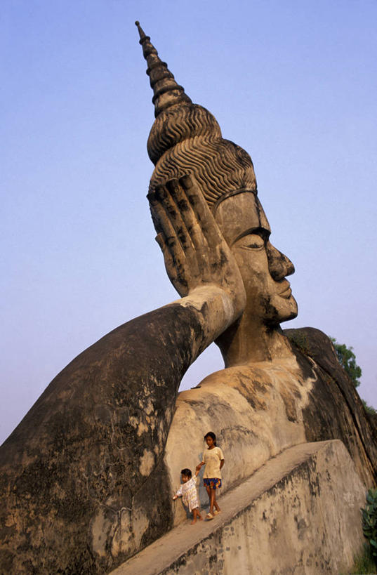 东方人,儿童,两个人,家庭,走,握手,竖图,室外,白天,正面,旅游,度假,纯洁,名胜古迹,山,山脉,标志建筑,地标,建筑,雕塑,老挝,亚洲,服装,遗迹,艺术,装饰,雕刻,雕像,山峰,山峦,首都,注视,休闲装,黄种人,古迹,文物,娱乐,建设,古建筑,小孩,衣服,天空,工艺品,群山,天,观察,看,享受,休闲,温暖,温馨,一家人,休闲服,旅游胜地,放松,可爱,童年,童趣,服饰,东南亚,观看,纪念,美术,和睦,察看,关注,主题,陈列,童真,古文明,烂漫,无邪,万象,功能,美学,老挝人民民主共和国,香昆庙,香昆寺,天真,男孩,男人,男性,女孩,女人,女性,亚洲人,步行,搀手,拉手,散步,手拉手,手握手,走路,彩图,全身,融洽,男生,女生