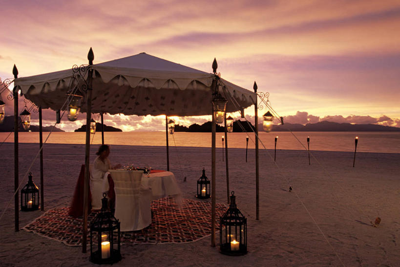 东方人,一个人,坐,横图,室外,白天,正面,旅游,度假,海浪,海洋,美景,日落,沙滩,山,山脉,餐桌,桌子,路灯,杯子,照明,马来西亚,亚洲,仅一个女性,仅一个人,服装,沙子,帐篷,海岸,景观,浪花,山峰,晚霞,霞光,落日,灯光,沙地,山峦,注视,休闲装,黄种人,娱乐,玻璃制品,灯,衣服,自然,海水,黄昏,水杯,群山,观察,看,仅一个中年女性,享受,休闲,休闲服,景色,彩霞,放松,服饰,东南亚,餐台,观看,照亮,察看,照明设备,关注,自然风光,露营,野营,海景,宿营,夕照,薄暮,马来西亚联邦,浮罗交怡岛,吉打州,女人,女性,中年女性,亚洲人,玻璃杯,大海,风浪,海,海水的波动,海滩,近岸浪,涌浪,夕阳,坐着,彩图,全身,傍晚,斜阳