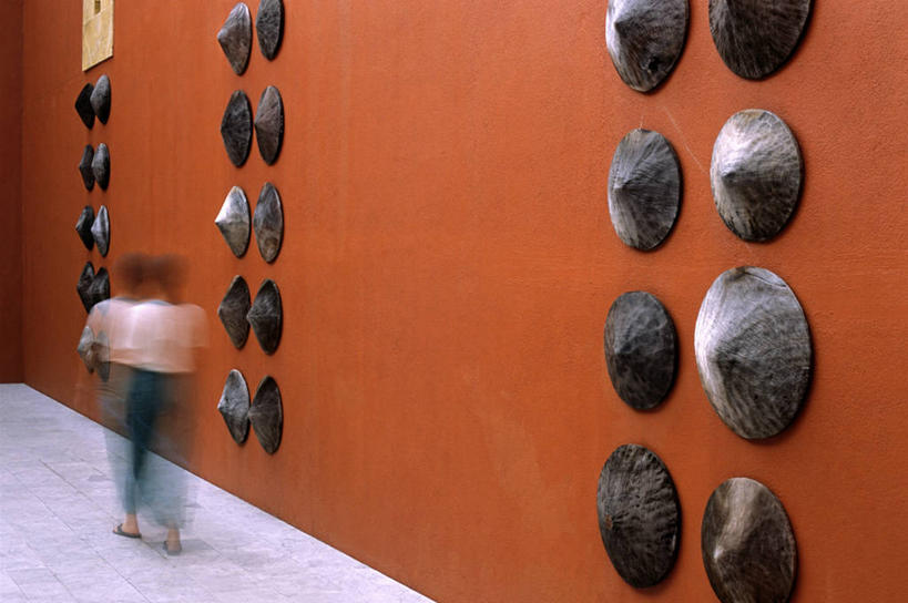 西方人,一个人,走,横图,室外,白天,欧洲,马来西亚,欧洲人,亚洲,仅一个男性,仅一个人,仅一个中年男性,一排,阴影,服装,朦胧,模糊,整齐,装饰,并列,并排,光线,影子,墙,休闲装,墙壁,墙面,排列,背面,衣服,阳光,休闲,休闲服,服饰,东南亚,华丽,修饰,点缀,队列,平行,衬托,美观,雅致,雅观,马来西亚联邦,浮罗交怡岛,吉打州,男人,男性,中年男性,白种人,步行,散步,走路,彩图,全身