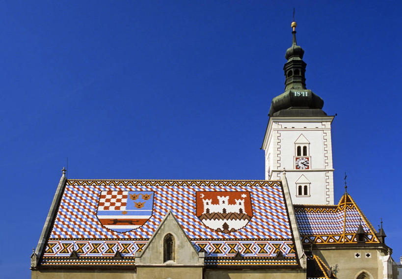 无人,教堂,栏杆,横图,室外,白天,仰视,旅游,度假,标志建筑,地标,建筑,旗帜,国旗,欧洲,克罗地亚,阴影,节日,时间,光线,时钟,影子,屋顶,围栏,首都,计时,顶棚,文化,娱乐,建设,护栏,蓝色,蓝天,天空,阳光,钟表,天,祈祷,享受,休闲,健康,表,旅游胜地,放松,许愿,宗教,信仰,晴朗,纪念,祈求,信念,万里无云,塔钟,克罗地亚共和国,圣马可广场,萨格勒布,平安,旗,钟,晴空,晴空万里,彩图,低角度拍摄,大教堂,礼拜堂,圣马可教堂