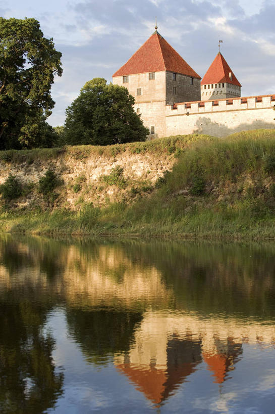 无人,竖图,室外,白天,正面,旅游,度假,草地,草坪,河流,名胜古迹,树林,水,植物,标志建筑,地标,建筑,欧洲,爱沙尼亚,阴影,遗迹,光线,影子,堡垒,城堡,河水,水流,云,云朵,云彩,古迹,文物,娱乐,建设,古建筑,草,树,树木,蓝色,绿色,白云,倒影,蓝天,天空,阳光,自然,天,享受,休闲,旅游胜地,放松,生长,晴朗,成长,倒映,要塞,古文明,东欧,爱沙尼亚共和国,反照,设防,萨列马岛,晴空,彩图,萨雷县