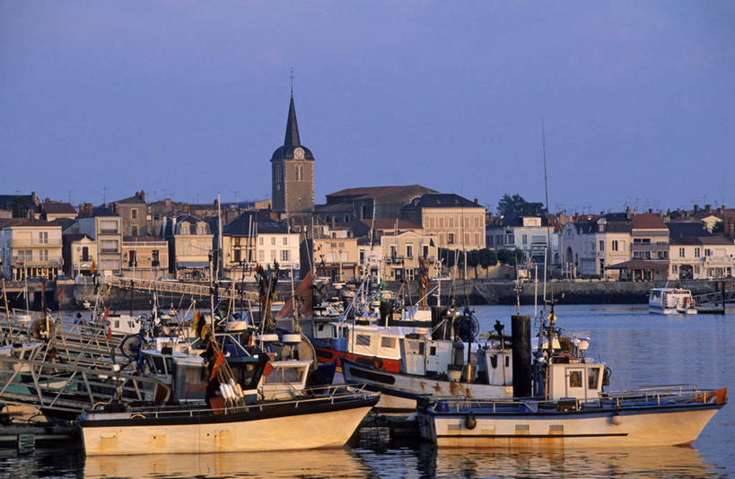 无人,家,码头,横图,室外,白天,正面,度假,美景,日落,山,山脉,城市风光,城市,港口,轮船,船,法国,欧洲,停靠,房屋,屋子,景观,山峰,晚霞,霞光,落日,公寓,山峦,娱乐,洋房,楼房,住宅,天空,黄昏,交通工具,群山,天,享受,休闲,景色,彩霞,放松,西欧,停泊,法兰西,载具,游艇码头,法兰西共和国,卢瓦尔河地区,法兰西第五共和国,夕照,薄暮,卢瓦尔,卢瓦尔大区,卢瓦尔河大区,旺代省,夕阳,彩图,傍晚,房子,摆渡口,埠头,渡口,渡头,港湾,海港,口岸,斜阳,莱萨布勒多洛讷