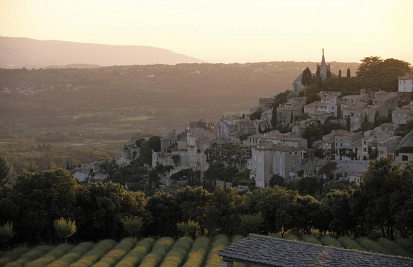 无人,家,果园,横图,室外,白天,正面,度假,美景,日落,山,山脉,田园,城市风光,城市,法国,欧洲,一排,整齐,并列,并排,房屋,屋子,景观,山峰,晚霞,霞光,落日,公寓,山峦,娱乐,洋房,楼房,葡萄园,架子,住宅,排列,天空,黄昏,庄园,群山,天,享受,休闲,景色,彩霞,放松,支撑,固定,西欧,沃克吕兹省,队列,法兰西,平行,葡萄架,法兰西共和国,法兰西第五共和国,夕照,薄暮,普罗旺斯.阿尔卑斯.蓝色海岸,普罗旺斯.阿尔卑斯.蓝色海岸大区,夕阳,彩图,傍晚,房子,吕贝隆山区,斜阳,博尼厄